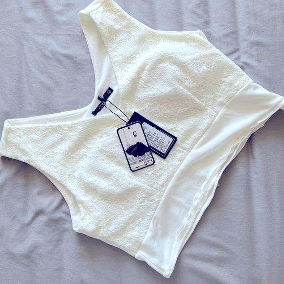 SOLD Free with purchase!! Lace crop top in size small - Picture 4 of 7